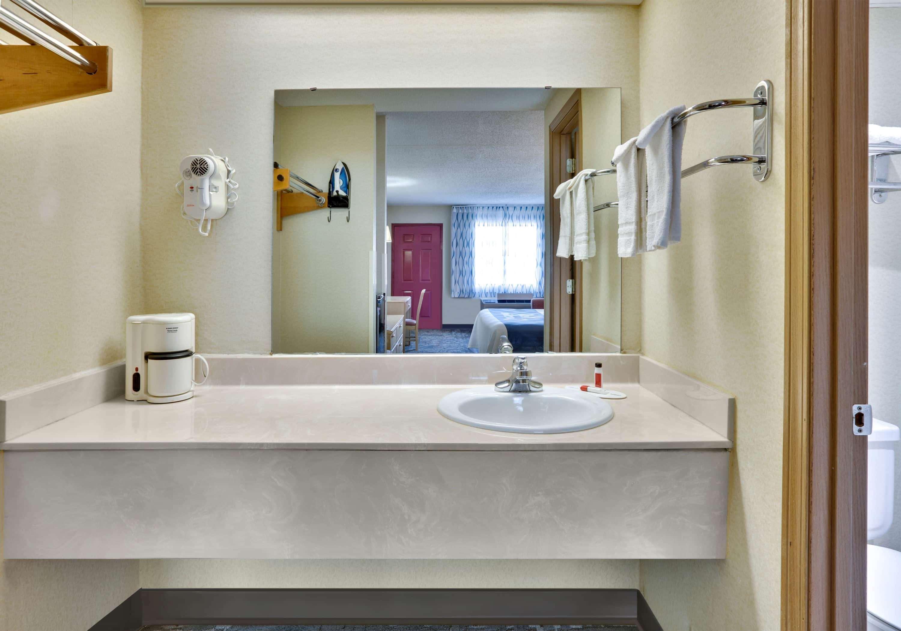 Days Inn & Suites By Wyndham Bentonville Esterno foto
