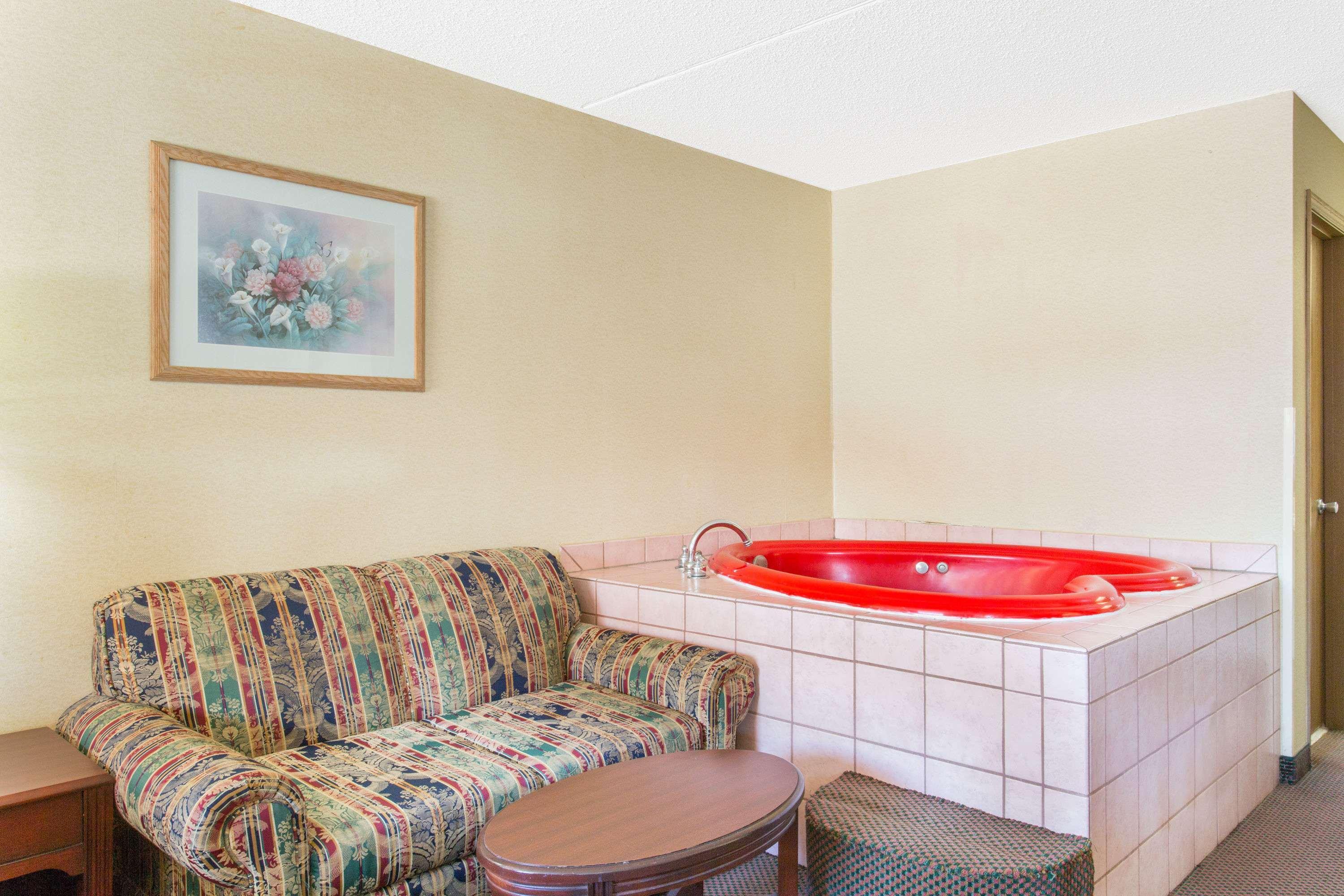 Days Inn & Suites By Wyndham Bentonville Esterno foto